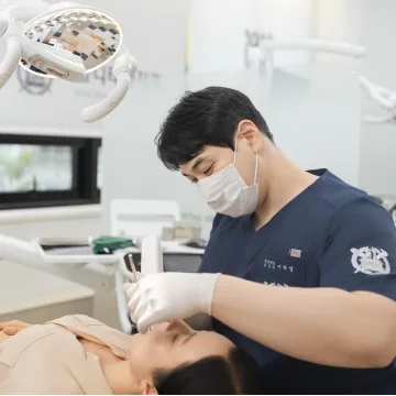 STEP 01 CT와 구강스캐너를 이용하여 잇몸뼈, 신경 등을 고려하여 정밀하게 진단합니다.